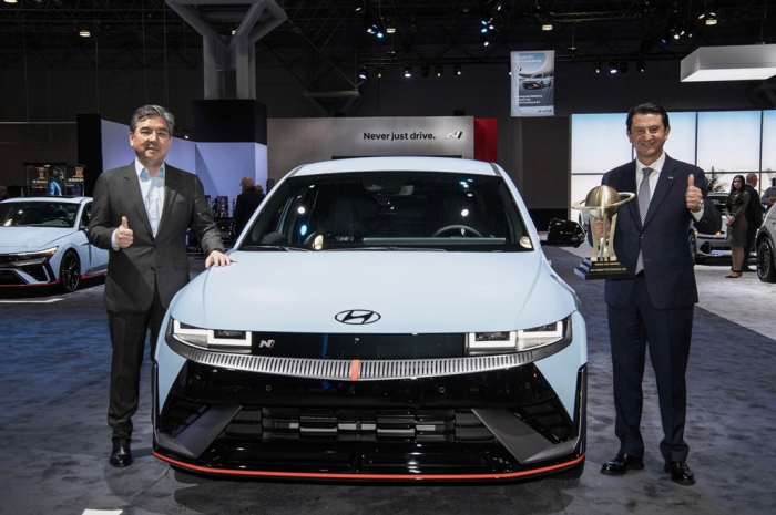 The　IONIQ　5　N　at　the　New　York　International　Auto　Show　with　Hyundai　Motor　CEO　Chang　Jae-hoon　(left)　and　President　and　Global　COO　José　Muñoz　(Courtesy　of　Hyundai)