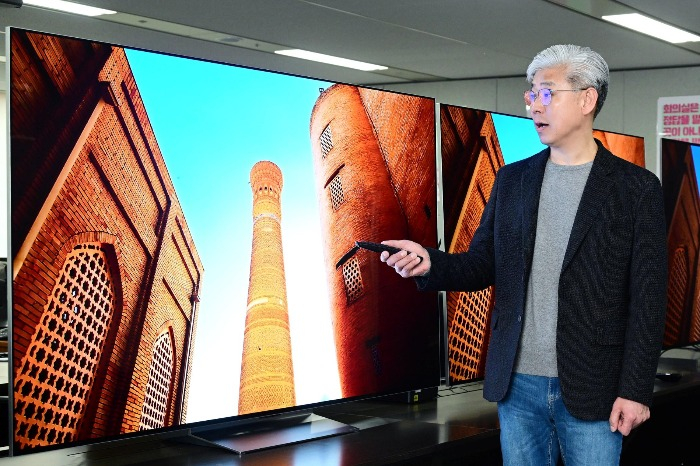 Jung　Jae-chul,　head　of　LG　Electronics　home　entertainment　R&D　division,　explains　the　functions　of　its　OELD　evo　TV　on　March　27　(Courtesy　of　LG　Electronics)