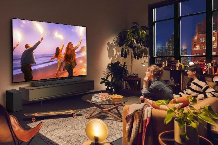Viewers　watch　LG's　OLED　TV　released　in　January　2024　(Courtesy　of　LG　Electronics)