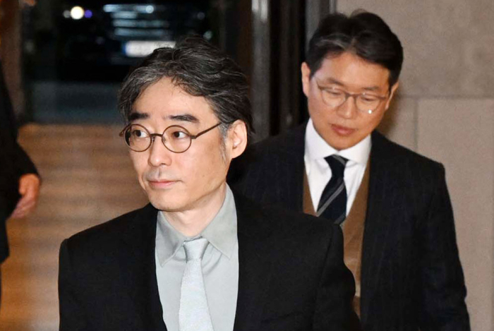 Lim　Jong-yoon　(left)　and　Lim　Jong-hoon　enter　the　venue　of　the　Hanmi　Science　AGM　(Courtesy　of　Yonhap　News)