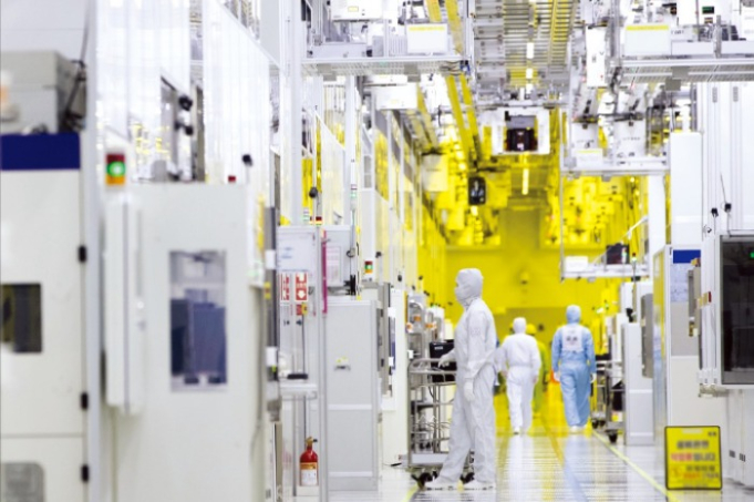 Samsung　Electronics'　semiconductor　fab　clean　room　(Courtesy　of　Samsung　Electronics) 