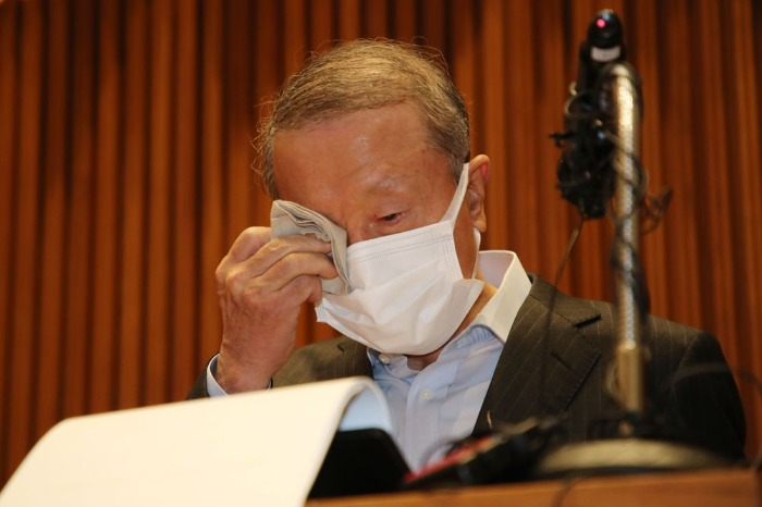 Namyang Dairy Chairman Hong Won-sik wipes away tears during a news conference in 2021 to apologize for the scandal over its yogurt drink Bulgaris