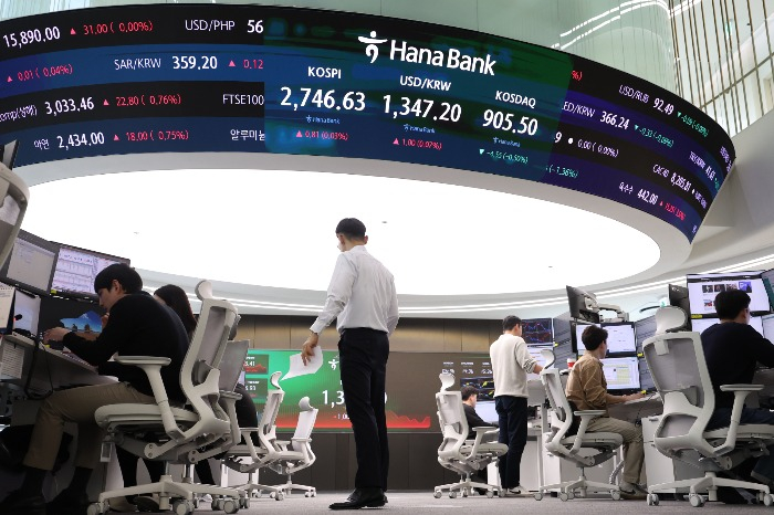 Hana　Bank's　dealing　room　(Courtesy　of　Yonhap)