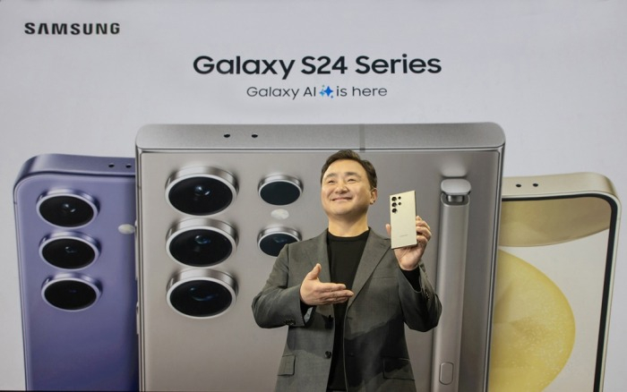 TM　Roh,　president　and　head　of　Samsung　Mobile　eXperience　(MX)　division,　holds　a　Galaxy　S24　at　Galaxy　Unpacked　2024　(Courtesy　of　Samsung　Electronics)