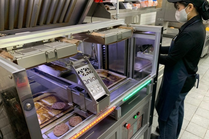 Aniai's burger patty-grilling robot (Courtesy of Aniai)
