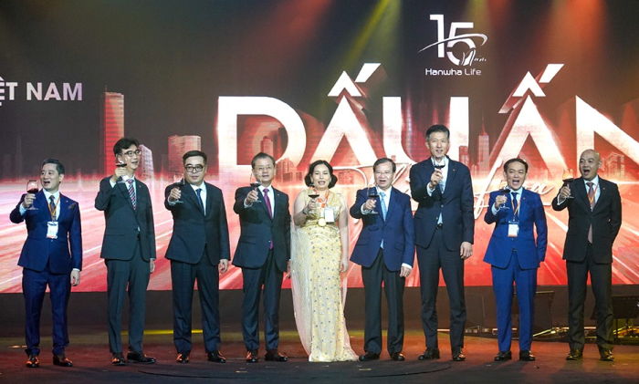 Hanwha　Life　CEO　Yeo　Seung-joo　(fourth　from　left),　officials　of　its　Vietnamese　subsidiary　and　local　regulators　toast　the　unit’s　15th　anniversary　on　Aug.　18,　2023,　in　Ho　Chi　Minh　City　(Courtesy　of　Hanwha　Life)