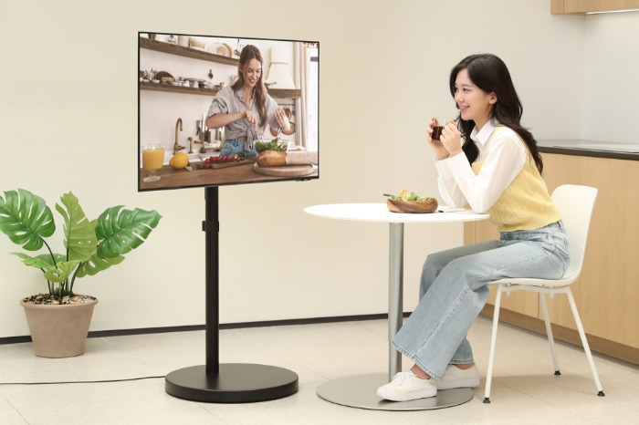 Samsung　releases　43-inch　Moving　Stand