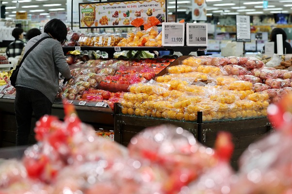 3월 인플레이션이 3%를 넘어서면서 한국의 금리인하 기대감이 사그라지고 있다.