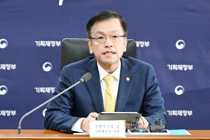 Finance　Minister　Choi　Sang-mok　(Courtesy　of　Yonhap)