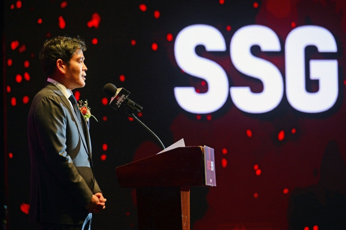 Shinsegae Chairman Chung Yong-jin speaks at the inauguration ceremony of SSG.COM's baseball team in March 2021 (File photo by Moon-Chan Hur)