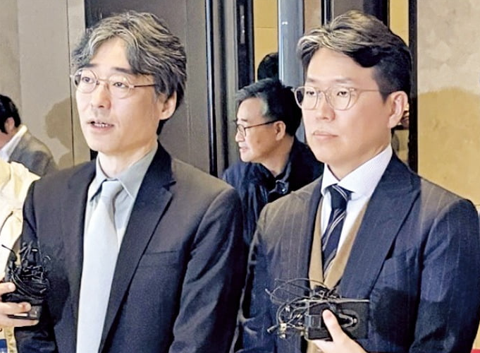 Lim Jong-yoon (left) and Lim Jong-hoon, the two sons of late Hanmi Pharmaceutical Group founder Lim Sung-ki, at a general shareholders meeting on March 28, 2024 (Courtesy of Yonhap News)