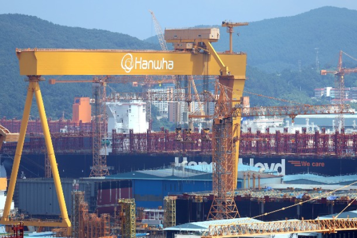 Hanwha　Ocean's　Goliath　crane　at　the　Okpo　Shipyard　on　Geoje　Island
