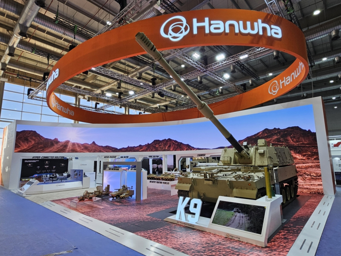 Hanwha　Aerospace　and　Hanwha　Systems　showcase　the　K9　self-propelled　howitzer　at　World　Defense　Show　2024　held　in　Riyadh,　Saudi　Arabia