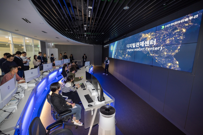 HD　Hyundai　Marine　Solution's　digital　control　system　at　the　company's　digital　conversion　center