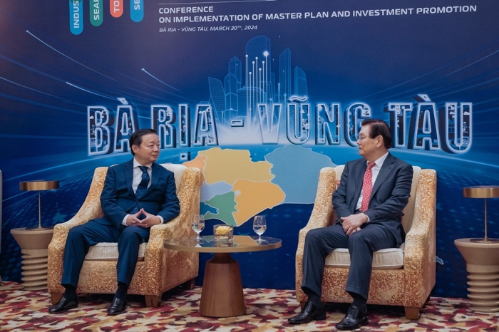 Vietnam Vice Prime Minister Tran Hong Ha (left) and Hyosung Vice Chairman Lee Sang-Woon attend a 'conference on implementation of master plan and investment promotion,' held in Ba Ria-Vung Tau, Vietnam, on March 30, 2024. Hyosung TNC secured approval for new bio-butanediol (BDO) factories in the province at the event (Courtesy of Hyosung TNC)