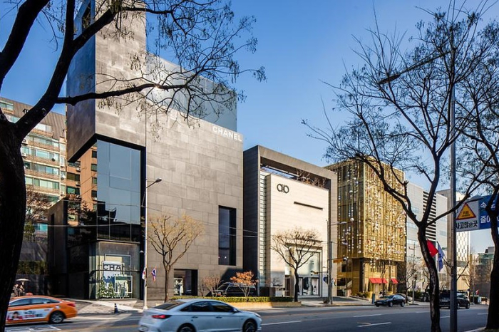 Chanel's flagship store in the Cheongdam area of Gangnam District in Seoul (Photo captured from the Korea Tourism Organization website)