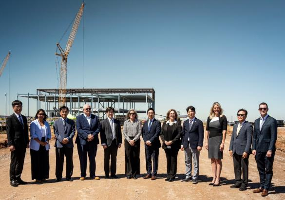 LG　Energy　Solution　executives　and　Arizona　government　officials　pose　for　a　photo　at　the　construction　site　of　LG's　standalone　battery　plant　in　Arizona