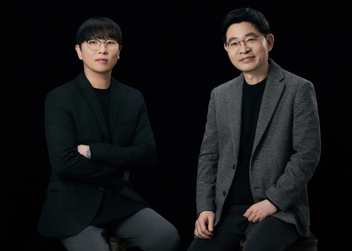 Kakao　Entertainment　co-CEOs　Joseph　Chang　(left)　and　Kisu　Kweon
