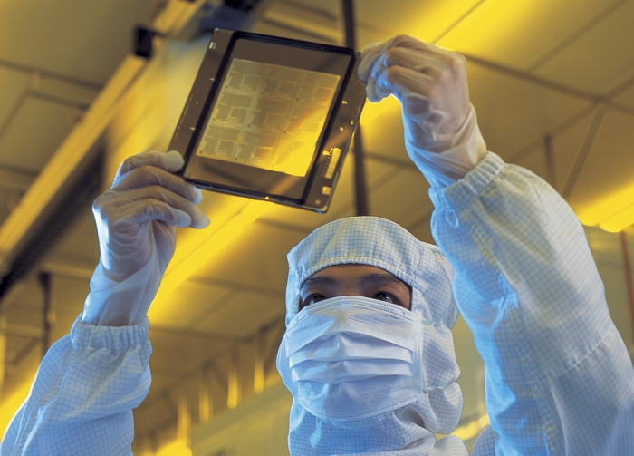 An　employee　at　Samsung's　cleanroom