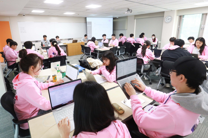 LG　holds　the　LG　AI　Hackathon,　a　competition　to　develop　AI　programs,　on　April　6-7　at　LG　Inwhawon　in　Icheon,　Korea