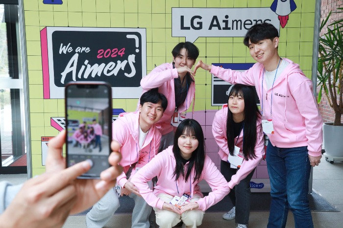 Some　LG　Aimers　participants　pose　for　a　photo