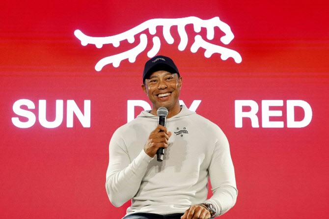 Professional　golfer　Tiger　Woods　at　the　launch　event　of　Taylormade's　golf　clothing　brand　Sun　Day　Red　(Courtesy　of　Taylormade) 