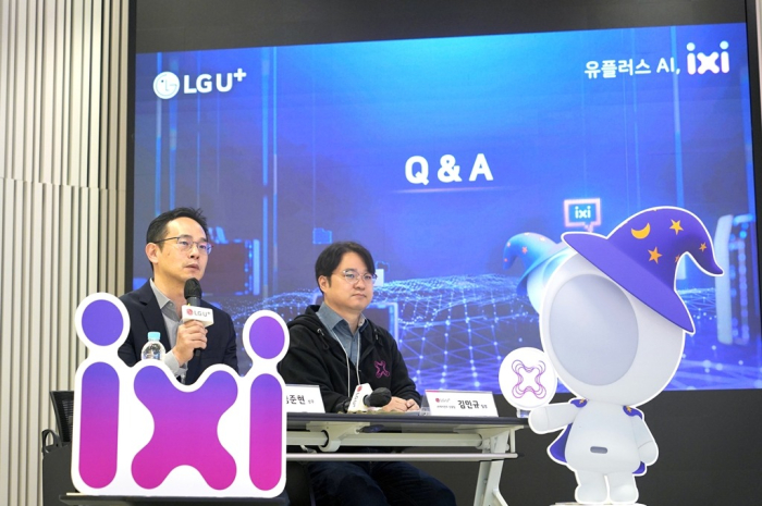 Sung Joon Hyun (left), LG Uplus' AI business vice president, unveils its Chat Agent platform online press conference on April 8, 2024 (Courtesy of LG Uplus)