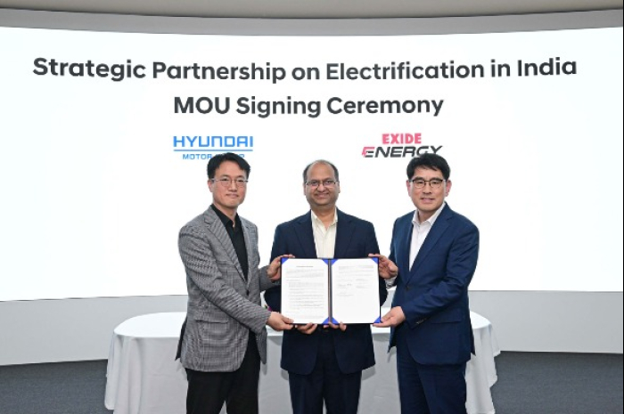 Exide　Energy　CEO　Mandar　V　Deo　(center)　poses　for　a　photo　with　Hyundai　Motor　Group　executives　after　signing　a　battery-developing　MOU　in　South　Korea　on　April　8,　2024　(Courtesy　of　Hyundai　Motor　Group)