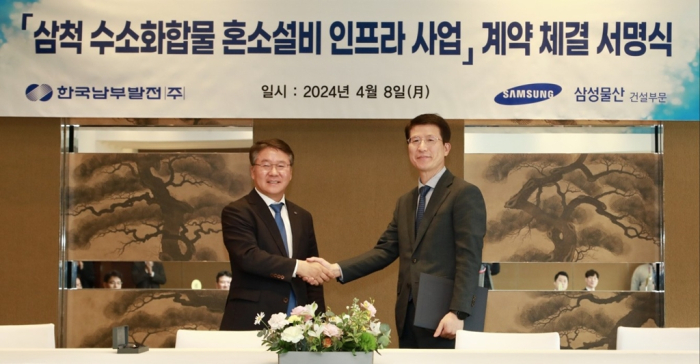 KOSPO　CEO　Lee　Seung-woo　(left)　shakes　hands　with　Samsung　C&T's　construction　unit　CEO　Oh　Se-chul　after　signing　a　deal　for　Samsung　to　build　a　hydrogen　tank　at　a　KOSPO　plant