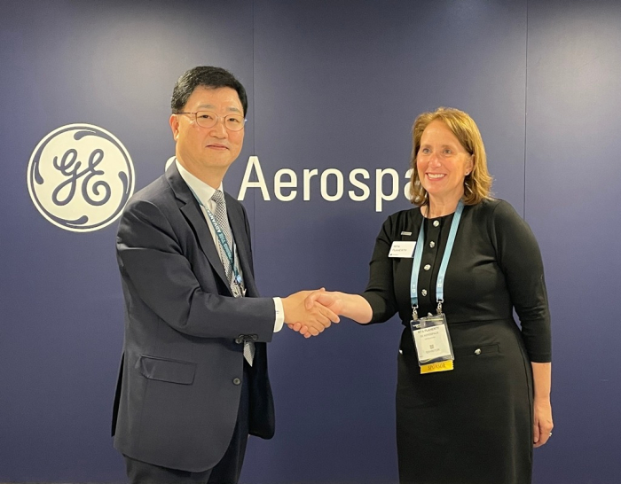 Joo　Won　Ho　(left),　chief　executive　of　HD　Hyundai’s　naval　and　special　ship　business　unit,　shakes　hand　with　Rita　Flaherty,　GE　Aerospace’s　vice　president　of　global　sales　and　business　development,　after　signing　a　cooperation　agreement　on　April　9,　2024,　at　Sea　Air　Space　2024　(Courtesy　of　HD　Hyundai)