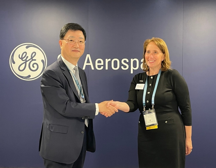 Joo Won Ho (left), chief executive of HD Hyundai’s naval and special ship business unit, shakes hand with Rita Flaherty, GE Aerospace’s vice president of global sales and business development, after signing a cooperation agreement on April 9, 2024, at Sea Air Space 2024 (Courtesy of HD Hyundai)