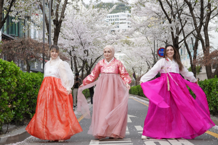 Foreign　women　in　traditional　Korean　hanbok　enjoy　springtime　flowers　in　Seoul　(Courtesy　of　News1)