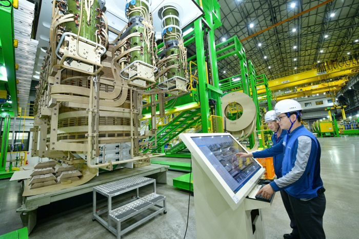 HD　Hyundai　Electric's　power　transformer　at　its　smart　factory　in　Ulsan,　Korea
