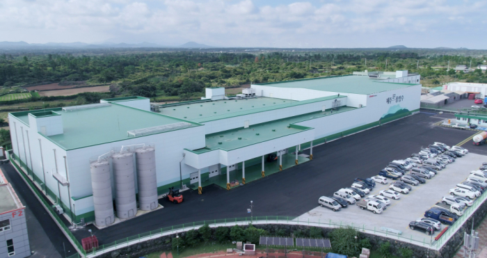 Orion's　bottled　water　plant　on　Jeju　Island　(Courtesy　of　Orion)