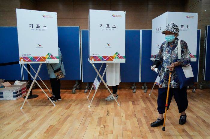 The　graying　of　electorates—and　the　officials　who　represent　them—is　becoming　increasingly　common　in　advanced　economies. PHOTO: AHN　YOUNG-JOON/ASSOCIATED　PRESS
