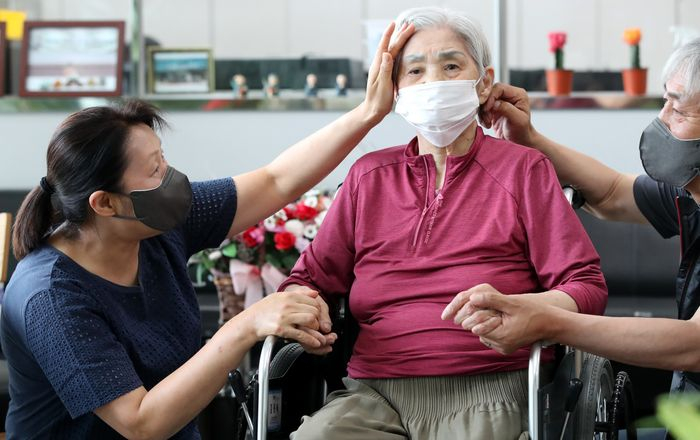 Roughly　32%　of　the　South　Korean　electorate　is　60　or　older,　while　nearly　31%　are　younger　than　40. PHOTO: YONHAP/POOL/SHUTTERSTOCK