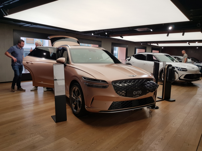 Visitors　to　Genesis　Studio　Munich　examine　Hyundai　Motor　cars　under　the　premium　Genesis　brand　in　June　2023