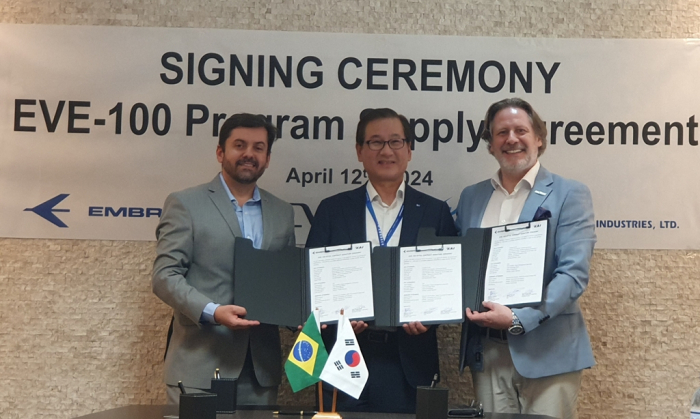 Embraer Executive Vice President Roberto Chaves (from left), KAI CEO Kang Goo-young and Eve CEO Johann Bordais sign an eVTOL parts supply deal on April 12, 2024 (Courtesy of KAI)