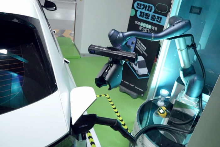 Doosan's collaborative robot retracts the cable after charging the electric vehicle (Courtesy of Doosan Robotics)