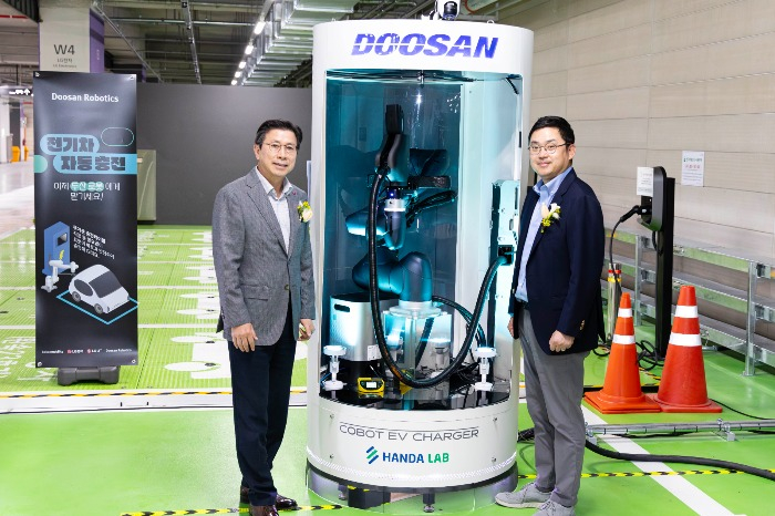 Jang　Ik-hwan　(left),　vice　president　and　head　of　LG　Electronics’　business　solutions　division　and　Ryu　Junghoon,　chief　executive　of　Doosan　Robotics　(Courtesy　of　Doosan　Robotics)