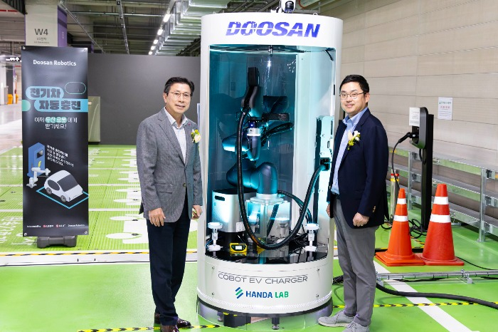 Jang Ik-hwan (left), vice president and head of LG Electronics’ business solutions division and Ryu Junghoon, chief executive of Doosan Robotics (Courtesy of Doosan Robotics)