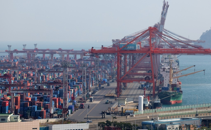 Container　terminals　at　the　Port　of　Busan,　South　Korea　(File　photo,　courtesy　of　Yonhap)