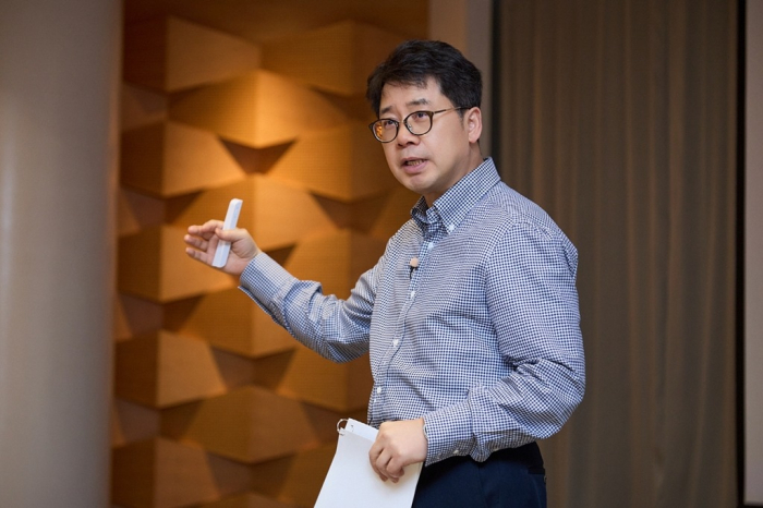 SK　Innovation　CEO　Park　Sang-kyu　speaks　to　senior　staff　at　a　workshop　in　Seoul　on　April　12,　2024　(Courtesy　of　SK　Innovation)
