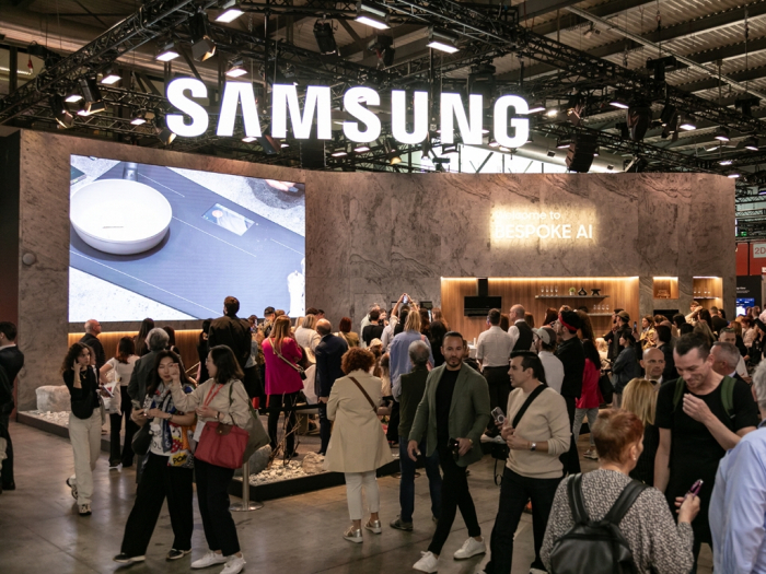 Visitors　crowd　the　Samsung　Electronics　booth　at　EuroCucina　2024