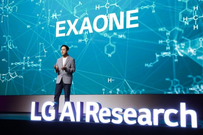 LG　AI　Research　Chief　Bae　Kyunghoon　unveils　Exaone　2.0,　an　upgraded　hyperscale　AI,　on　July　19,　2023,　at　LG　Sciencepark　in　Seoul　(Courtesy　of　LG)