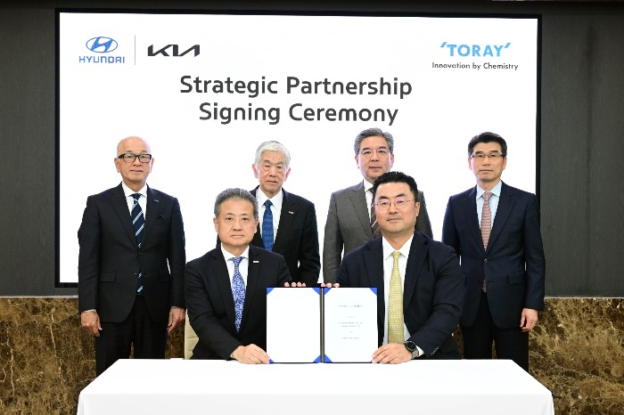 Toray　Industries'　chairman　(second　from　left　in　the　second　row)　and　chief　executive　(far　left　in　the　second　row)　of　and　CEOs　of　Hyundai　Motor　and　Kia　Corp.　(in　the　second　row)　pose　after　signing　a　partnership　agreement