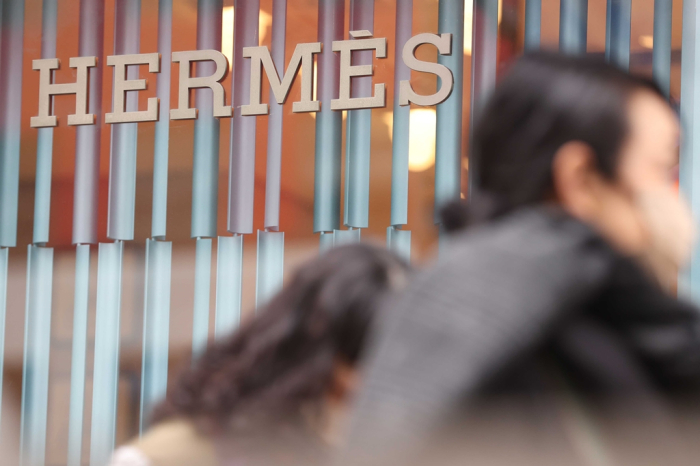 The　logo　of　French　luxury　brand　Hermès　seen　outside　a　department　store　in　Seoul
