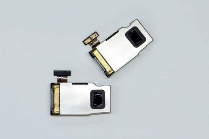 LG　Innotek's　ultra-thin　optical　telephoto　zoom　camera　module　for　mobile　devices　(Courtesy　of　LG　Innotek)