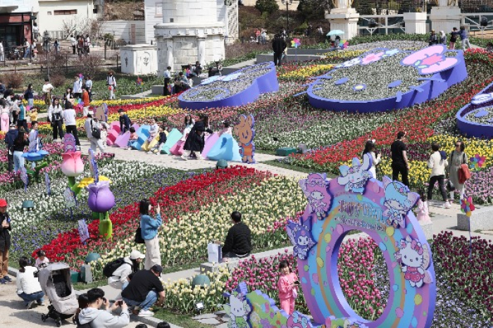 A　tulip　festival　at　Everland　(Courtesy　of　Yonhap　News)