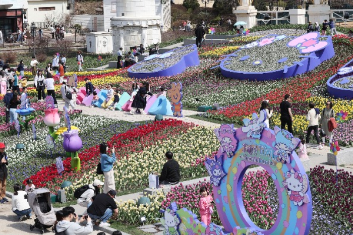 A tulip festival at Everland (Courtesy of Yonhap News)